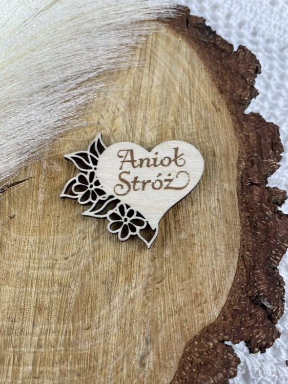 Serduszko z grawerem i kwiatkami. Anioł Stróż. Materiał sklejka drewniana Wielkość 4cm x 3,5 cm