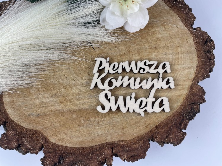 Napis. Pierwsza Komunia Święta. Wzór 3. Kolor sklejka drewniana Wielkość 5,5 cm x 7,5 cm