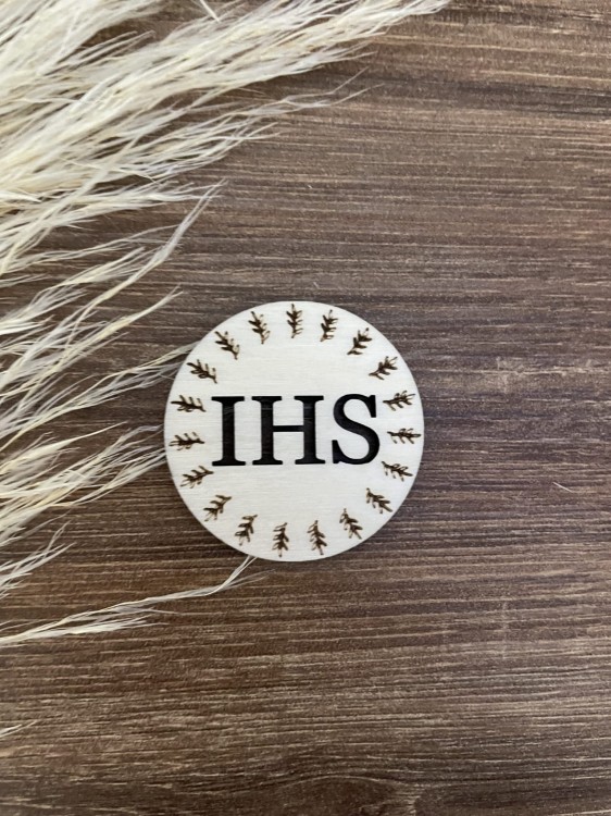 Emblemat okrągły z grawerem IHS. Hostia. Wzór 4. Kolor sklejka drewniana Wielkość 2,5 cm