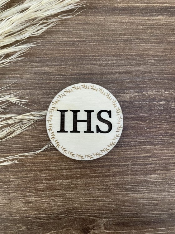 Emblemat okrągły z grawerem IHS. Hostia. Wzór 5 Kolor sklejka drewniana Wielkość 2,5 cm