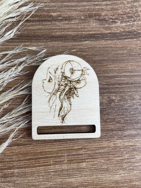 Baza zakładka do książki. Grawer. Dziewczynka. Wzór 13. Materiał bazy sklejka drewniana