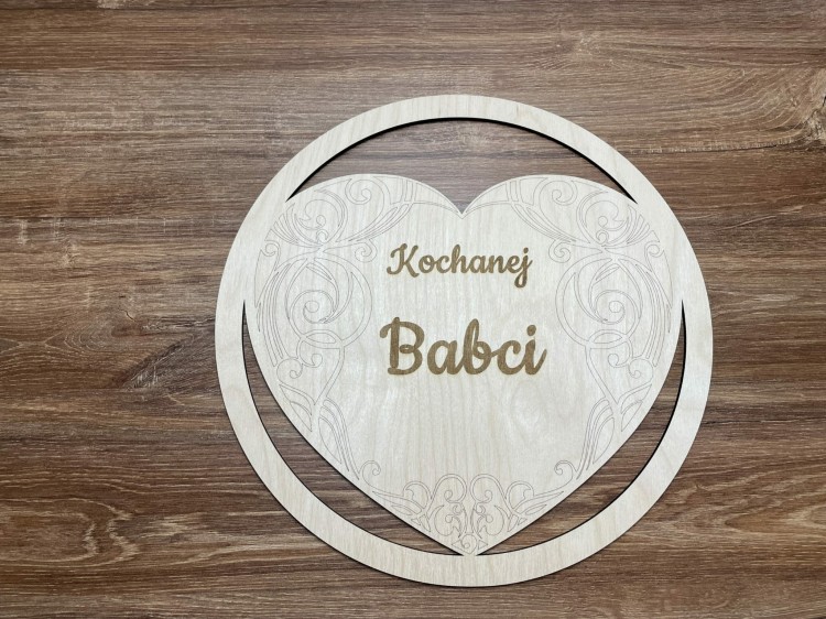 Obręcz z sercem i grawerem  KOCHANEJ BABCI. materiał sklejka drewniana