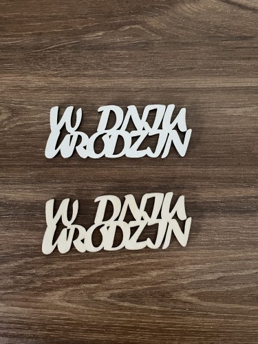 Napis. W dniu urodzin. Wzór 1. kolor sklejka drewniana