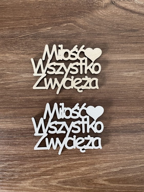 Napis. Miłość wszystko zwycięża. kolor sklejka drewniana