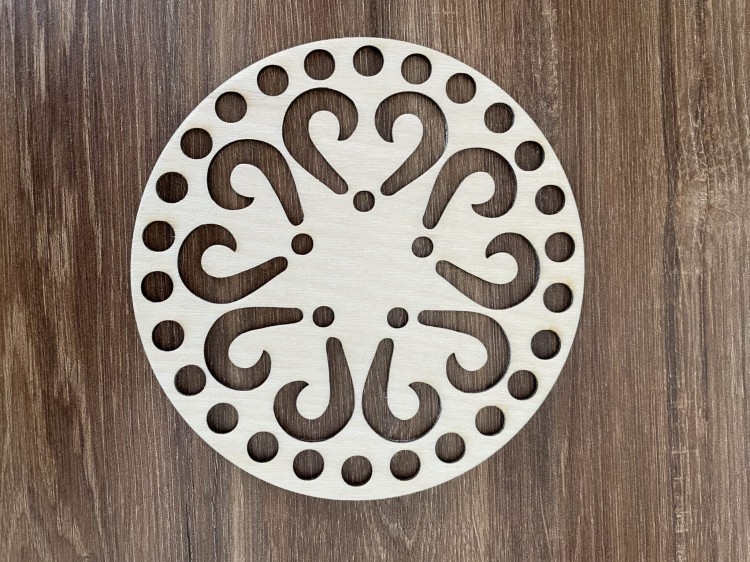 Baza ażurowa wieczko do koszyka. Kwiat 1 Materiał bazy sklejka drewniana Średnica śr.15 cm. Cena 7,00 zł zł Lakier bez polakierowania