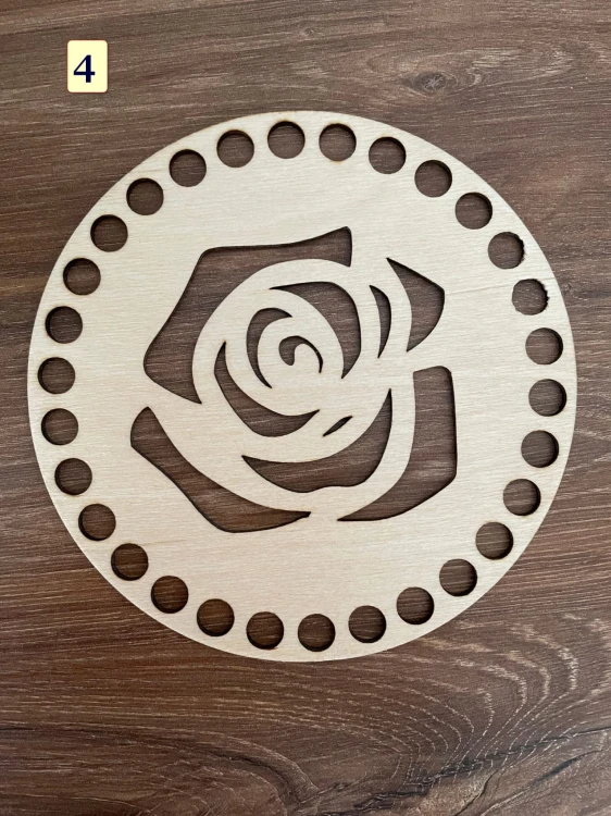 Baza ażurowa wieczko do koszyka.  Róża. Materiał bazy sklejka drewniana Średnica śr.15 cm. Cena 7,00 zł zł Lakier bez polakierowania