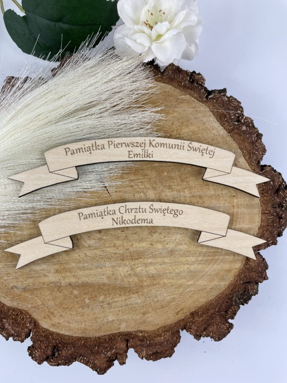 Tabliczka wstążka z grawerem. 3,5 cm x 15 cm Materiał sklejka drewniana Grawer Anioł Stróż + imię